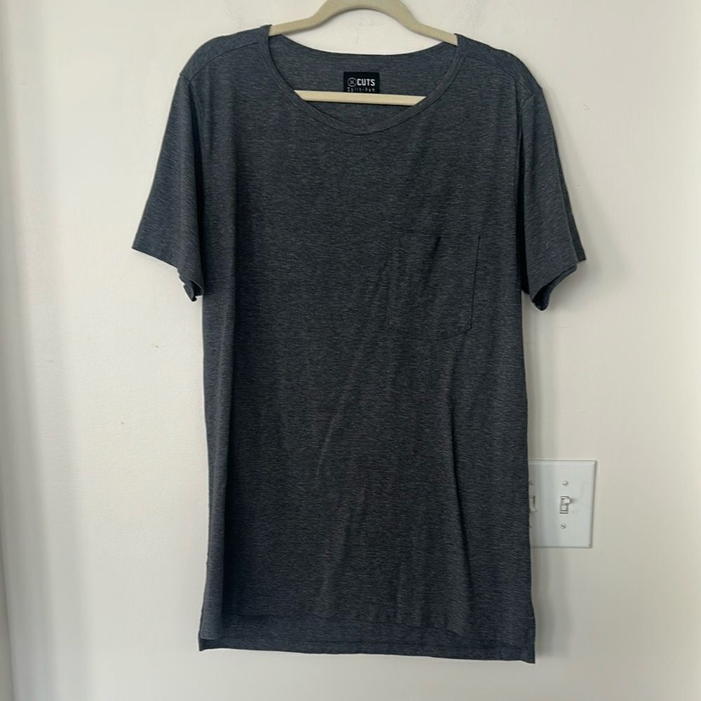 CUTS Split Hem Men’s T-Shirt XL